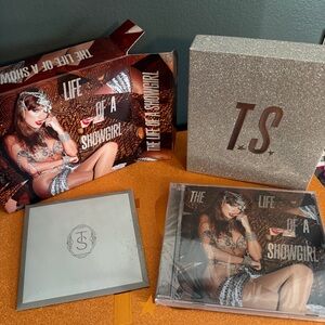 Taylor Swift – The Life of a Showgirl Deluxe Box (It’s Beautiful Edition)